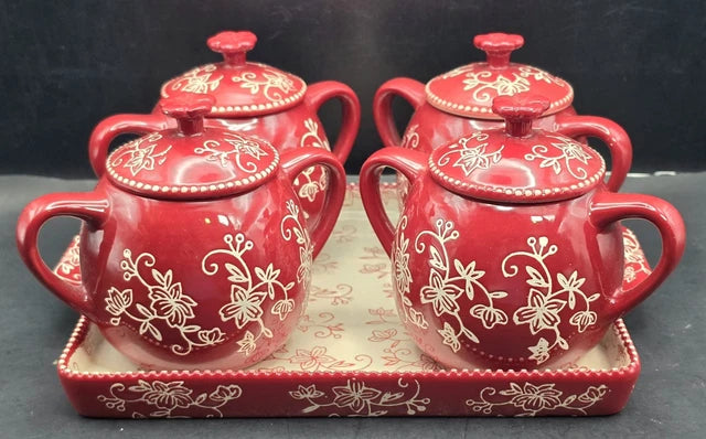Set de condimentos Temp-tations de 4 piezas con diseño Floral Lace en rojo incluye un elegante plato de servir.