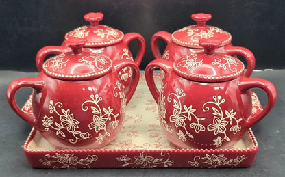 Set de condimentos Temp-tations de 4 piezas con diseño Floral Lace en rojo incluye un elegante plato de servir.