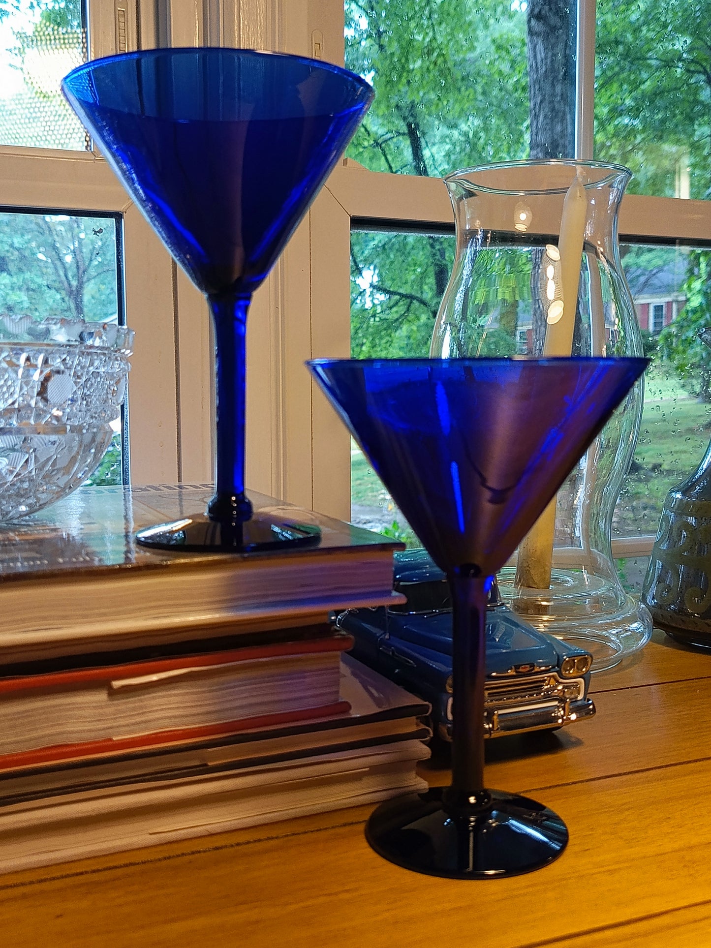 Este set de 2 copas de martini PIER 1 en color azul cobalto presenta un diseño sólido de 17.14 centímetros de altura y tiene una capacidad de 10 onzas.