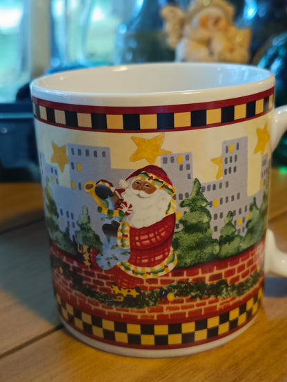 Este set de 4 tazas navideña de café "Santa's Spirit" de Debbie Mumm para Sakura tiene una capacidad de 12 onzas y un diseño navideño con borde a cuadros.