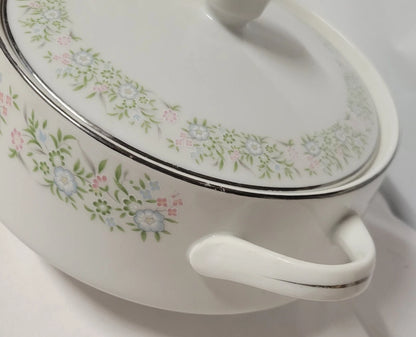 Bowl para  servir Spring Time Fine China, con un diámetro de 19 cm y una profundidad de 8 cm, está elaborado en porcelana y presenta un diseño floral de primavera.