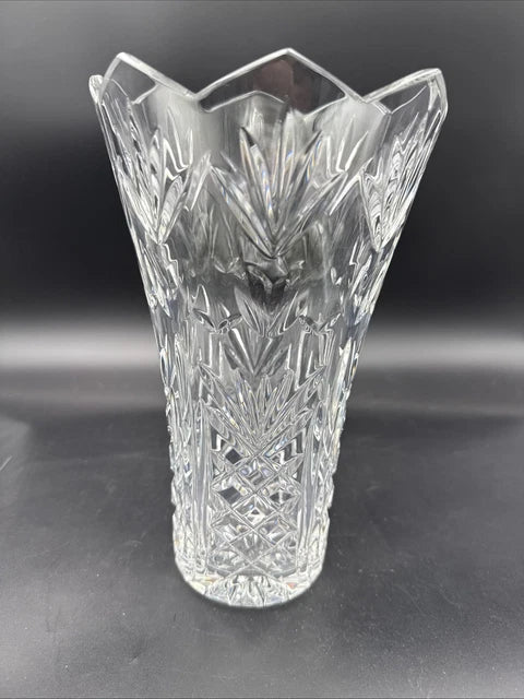Este elegante florero o jarrón de cristal de Bohemia, producido en la República Checa, está fabricado con un 24% de cristal y tiene una altura de 25 cm.