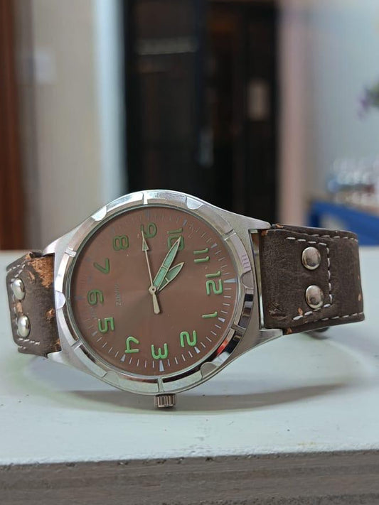 Este reloj de estilo militar cuenta con un movimiento de cuarzo japonés que garantiza precisión en el tiempo.
