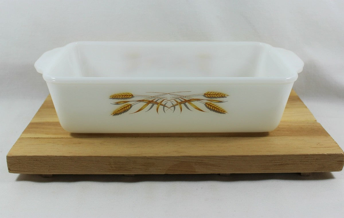 La bandeja de pan Fire King Anchor Hocking Wheat es una herramienta de cocina profesional, fabricada en EE. UU. Con una capacidad de 1 cuarto y dimensiones de 22 cm de largo, 13 cm de ancho y 5 cm de profundidad