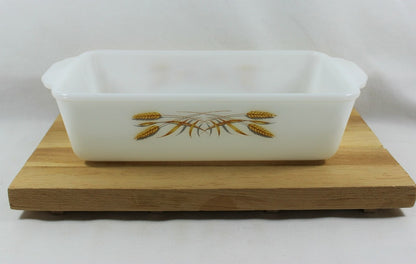 La bandeja de pan Fire King Anchor Hocking Wheat es una herramienta de cocina profesional, fabricada en EE. UU. Con una capacidad de 1 cuarto y dimensiones de 22 cm de largo, 13 cm de ancho y 5 cm de profundidad