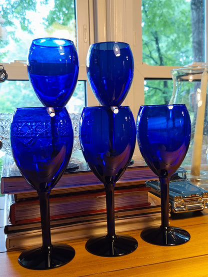 Este set de 6 copas de vidrio cobalt blue de 20 cm de altura combina estética y funcionalidad.