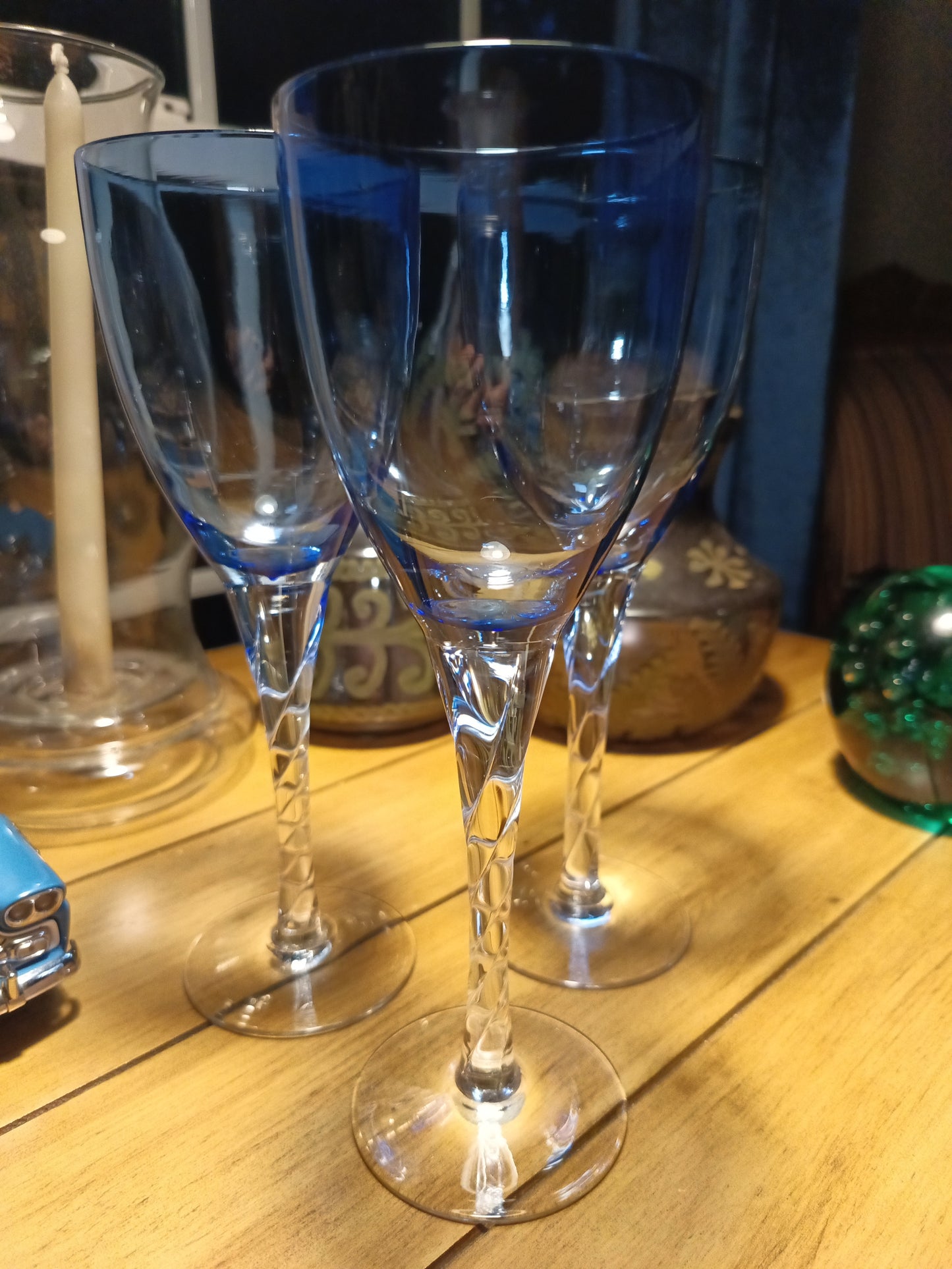 Este set de 3 copas de vino presenta un diseño con tallo en espiral de color azul cobalto. Cada copa tiene una altura de 23 centímetros