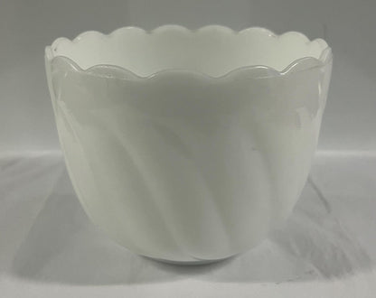 Bowl de vidrio blanco con leche presenta un diseño festoneado, ideal para servir dulces. Con un diámetro de 14 cm y una altura de 12 cm,