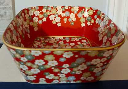Bowl cuadrado Hanami Red de 222 Fifth tiene un tamaño de 15.24 cm