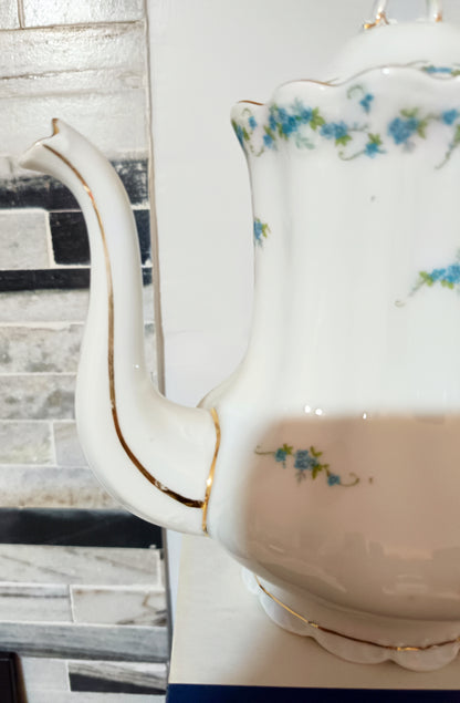 Cafetera o tetera de porcelana Royal Albert en el patrón Memory Lane presenta un diseño elegante con flores "no me olvides" en azul y un borde dorado. 18 cm de alto
