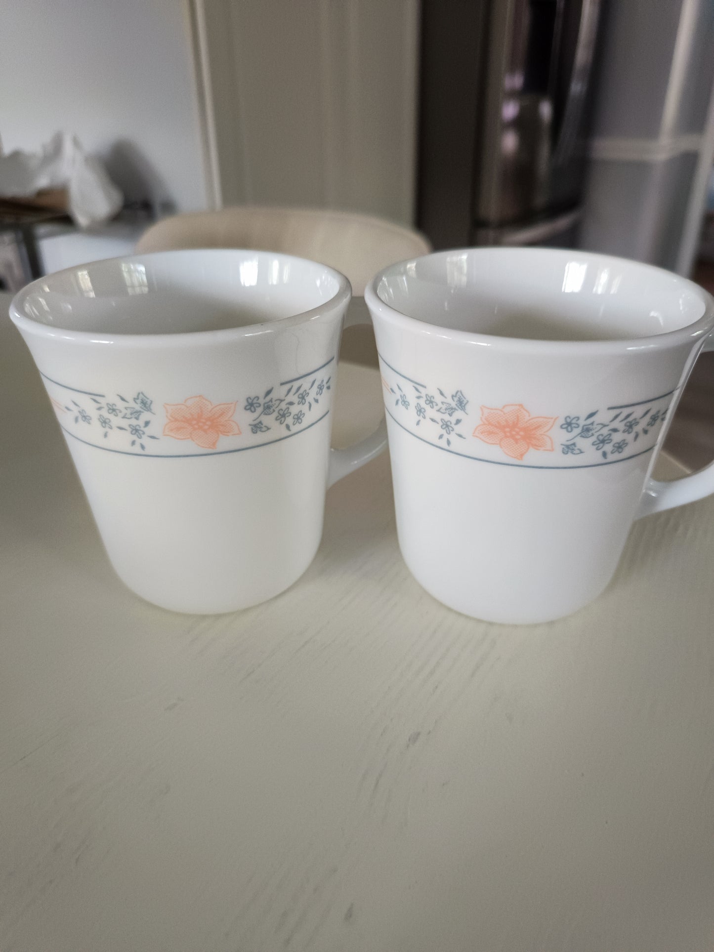La taza de vidrio Corelle por Corning en el patrón Apricot Grove,