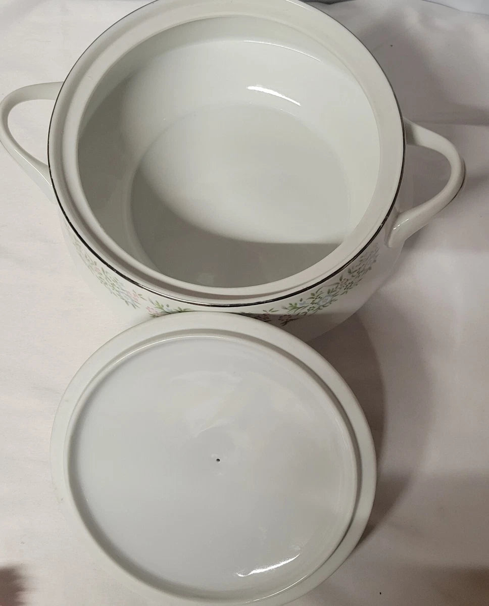 Bowl para  servir Spring Time Fine China, con un diámetro de 19 cm y una profundidad de 8 cm, está elaborado en porcelana y presenta un diseño floral de primavera.