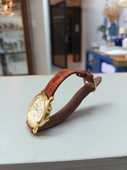 El reloj Peugeot combina un diseño clásico de inspiración suiza con una elegante caja chapada en oro de 14K.