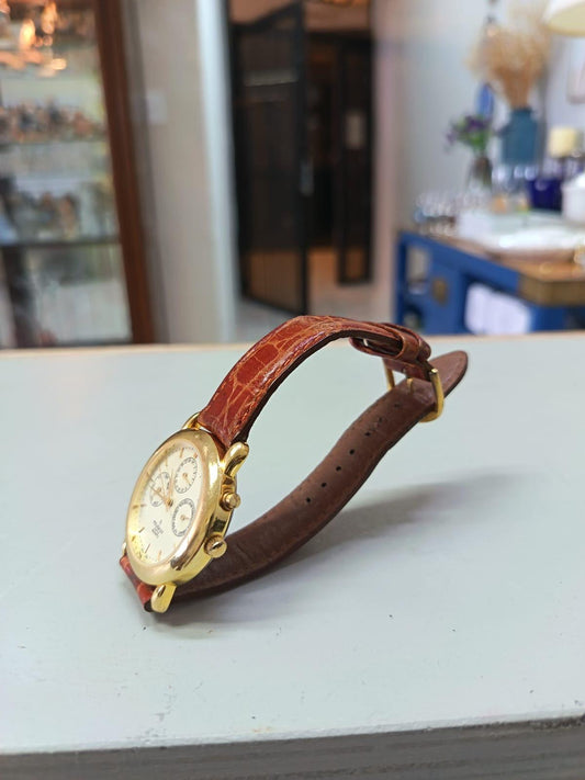 El reloj Peugeot combina un diseño clásico de inspiración suiza con una elegante caja chapada en oro de 14K.