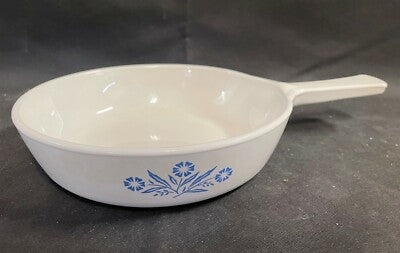 Sartén vintage Corning Ware Blue Cornflower de 16.5 cm combina una estética clásica con funcionalidad moderna.