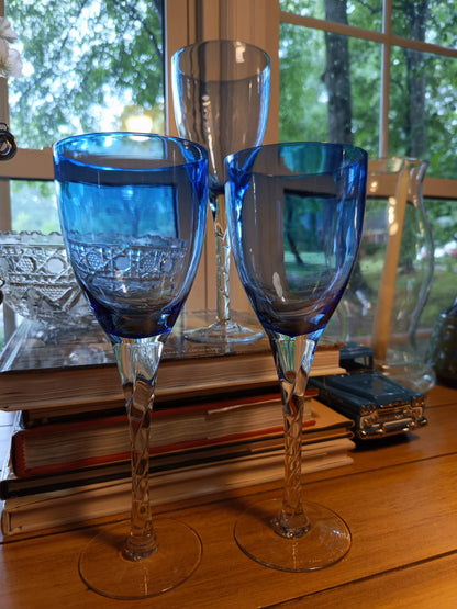 Este set de 3 copas de vino presenta un diseño con tallo en espiral de color azul cobalto. Cada copa tiene una altura de 23 centímetros