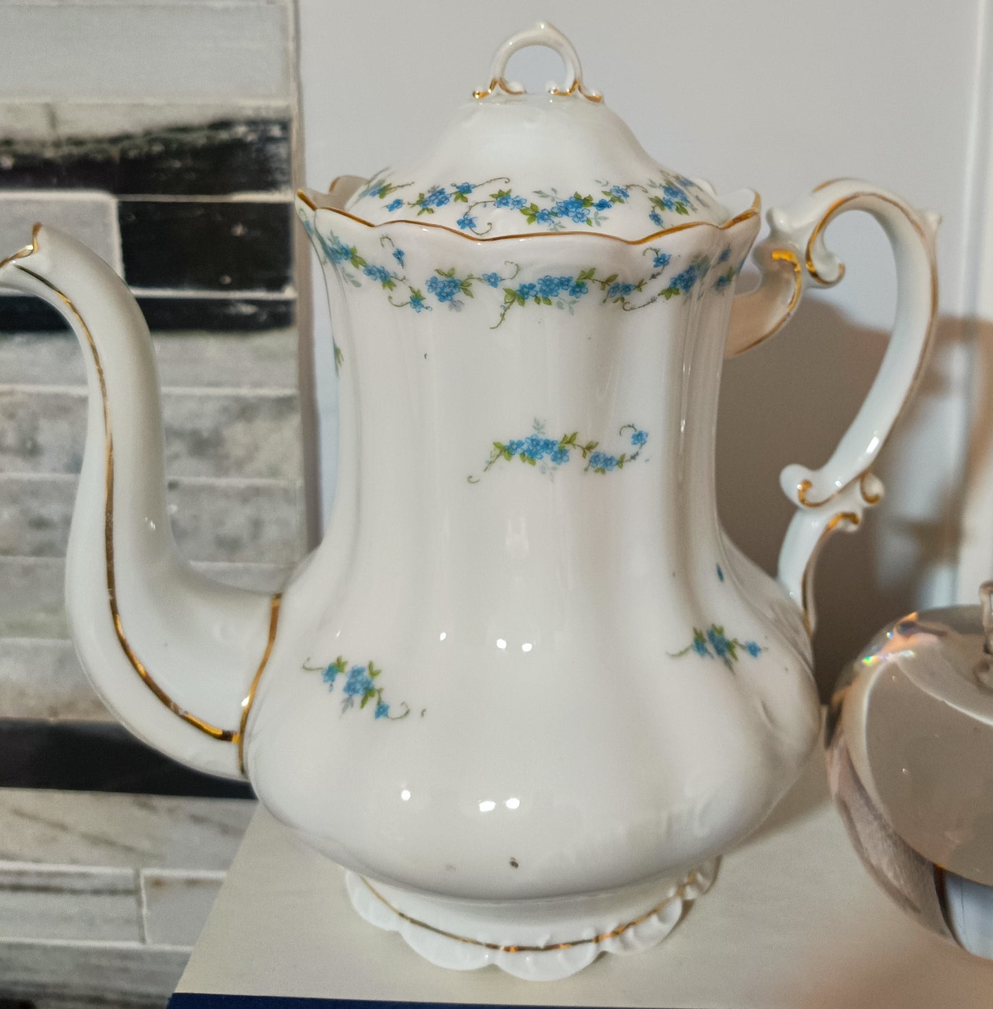 Cafetera o tetera de porcelana Royal Albert en el patrón Memory Lane presenta un diseño elegante con flores "no me olvides" en azul y un borde dorado. 18 cm de alto