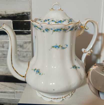 Cafetera o tetera de porcelana Royal Albert en el patrón Memory Lane presenta un diseño elegante con flores "no me olvides" en azul y un borde dorado. 18 cm de alto