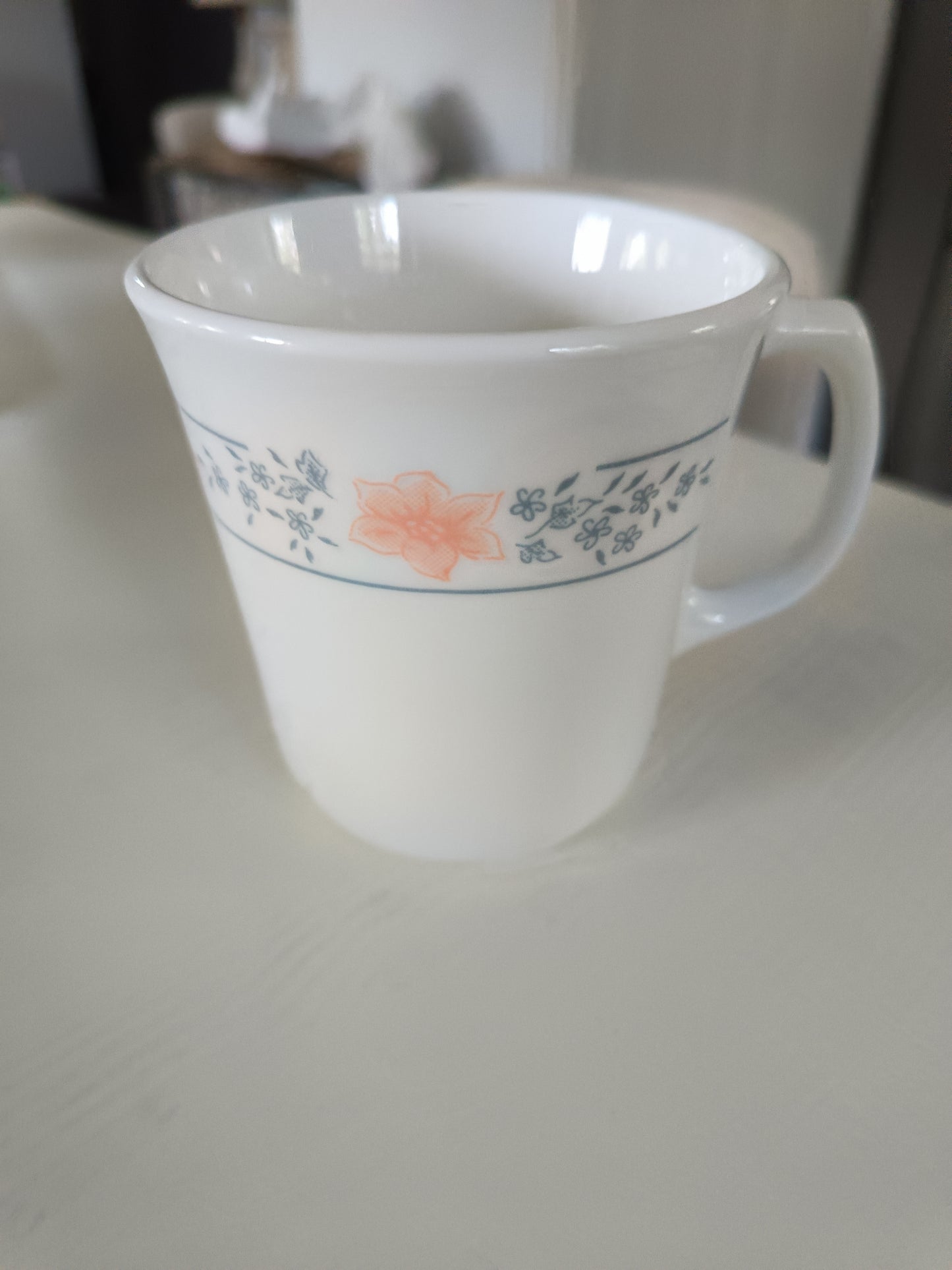 La taza de vidrio Corelle por Corning en el patrón Apricot Grove,