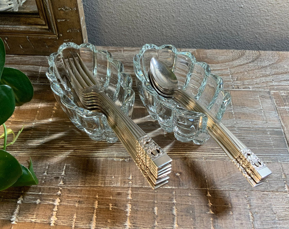 Elegantes piezas decorativas de vidrio soplado, con dimensiones de 13.3 cm de largo y 7.9 cm de ancho.