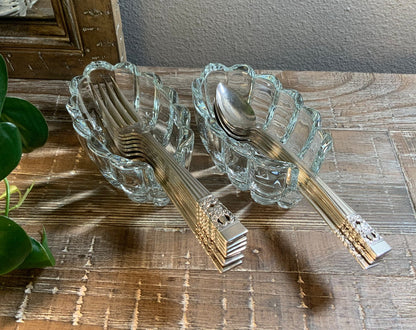 Elegantes piezas decorativas de vidrio soplado, con dimensiones de 13.3 cm de largo y 7.9 cm de ancho.