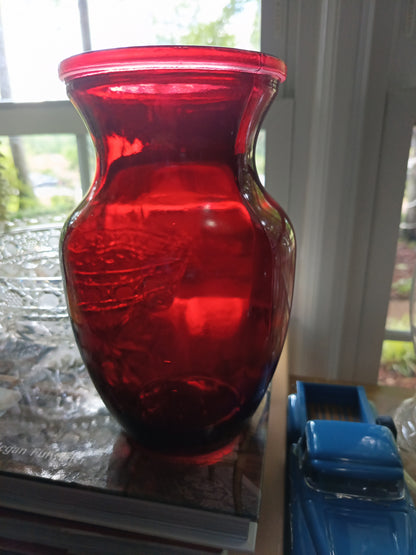 El jarrón florero de cristal rojo cobalto de 20 cm de Indiana Glass Company,  combina estética y funcionalidad.