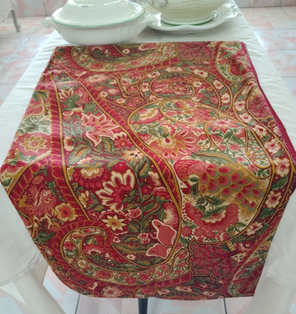 Este camino de mesa presenta un estampado de cachemira detallado (274cm.x44cm.)