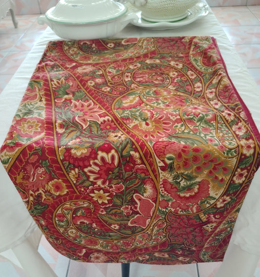 Este camino de mesa presenta un estampado de cachemira detallado (274cm.x44cm.)