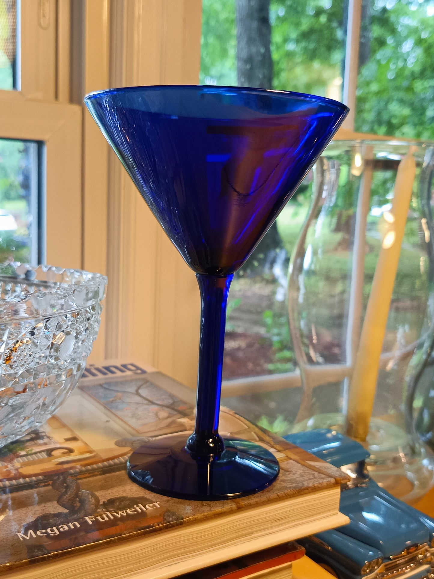 Este set de 2 copas de martini PIER 1 en color azul cobalto presenta un diseño sólido de 17.14 centímetros de altura y tiene una capacidad de 10 onzas.