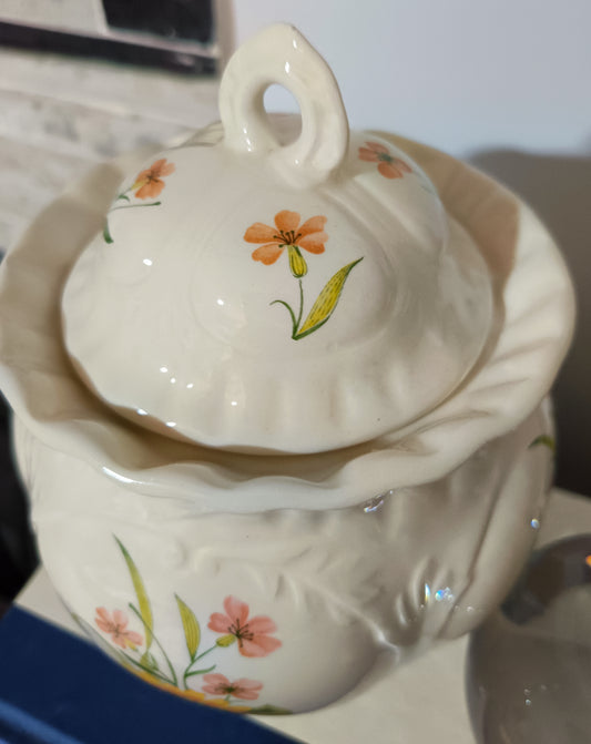 Bombonera o joyero vintage en cerámica presenta un diseño victoriano con relieve decorativo. Medidas 14cm de alto y 12cm diámetro.
