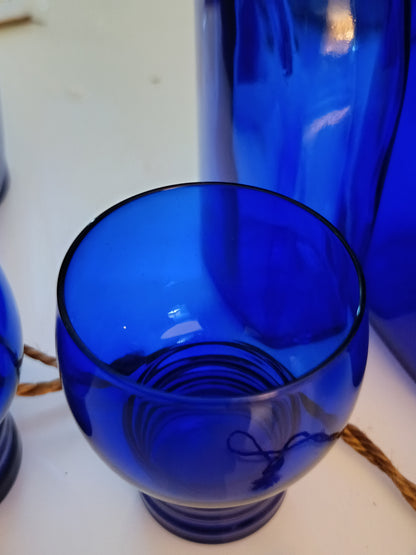 Este set de 2 vasos o  shots tumbler Shaeffer en color azul cobalto, de 3 pulgadas de altura, presenta un diseño clásico de vidrio de depresión.