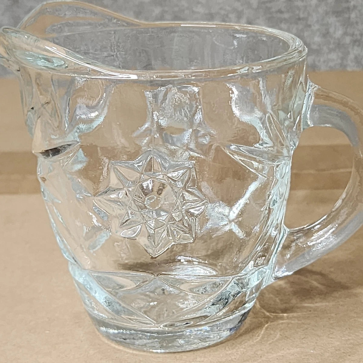 El recipiente cremero Vintage Anchor Hocking, con una altura de 9 cm y diseño del Estrella de David, ofrece una combinación de elegancia y funcionalidad.n