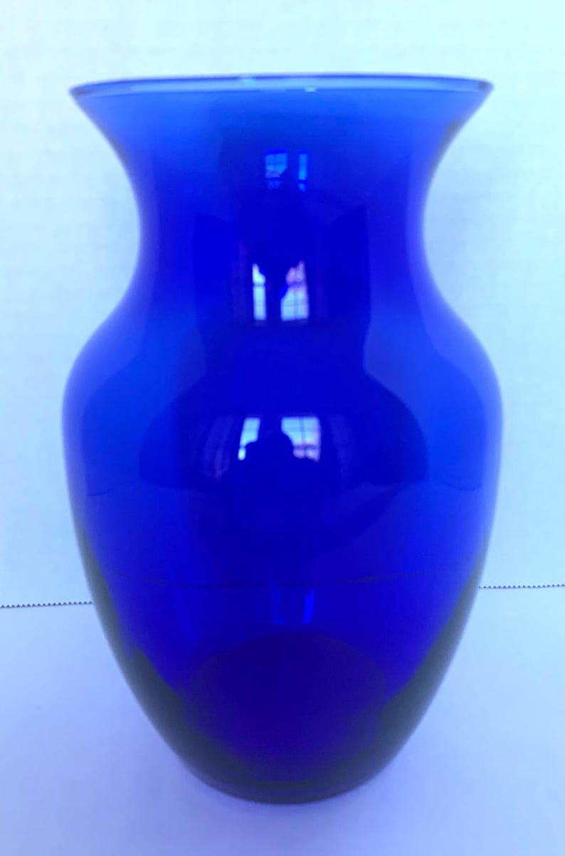 El jarrón florero de cristal azul cobalto de 20 cm de Indiana Glass Company,  combina estética y funcionalidad.