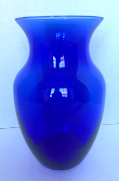 El jarrón florero de cristal azul cobalto de 20 cm de Indiana Glass Company,  combina estética y funcionalidad.