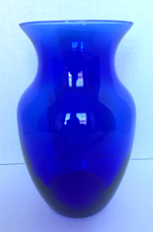 El jarrón florero de cristal azul cobalto de 20 cm de Indiana Glass Company,  combina estética y funcionalidad.