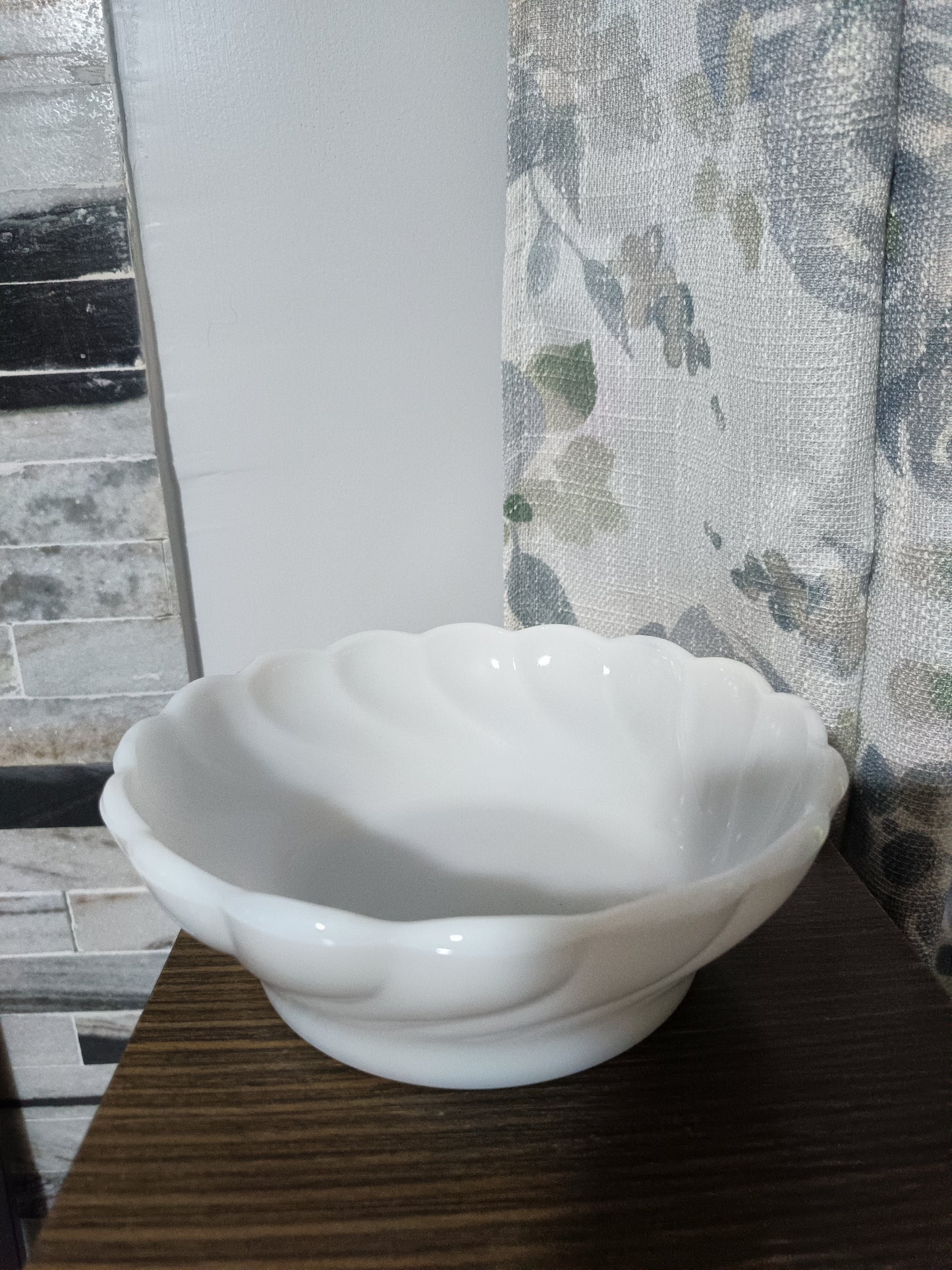 El tazón de vidrio opaco Anchor Hocking presenta un diseño vintage con un patrón en espiral y bordes acanalados. Con un diámetro de 18 cm y una profundidad de 6 cm,