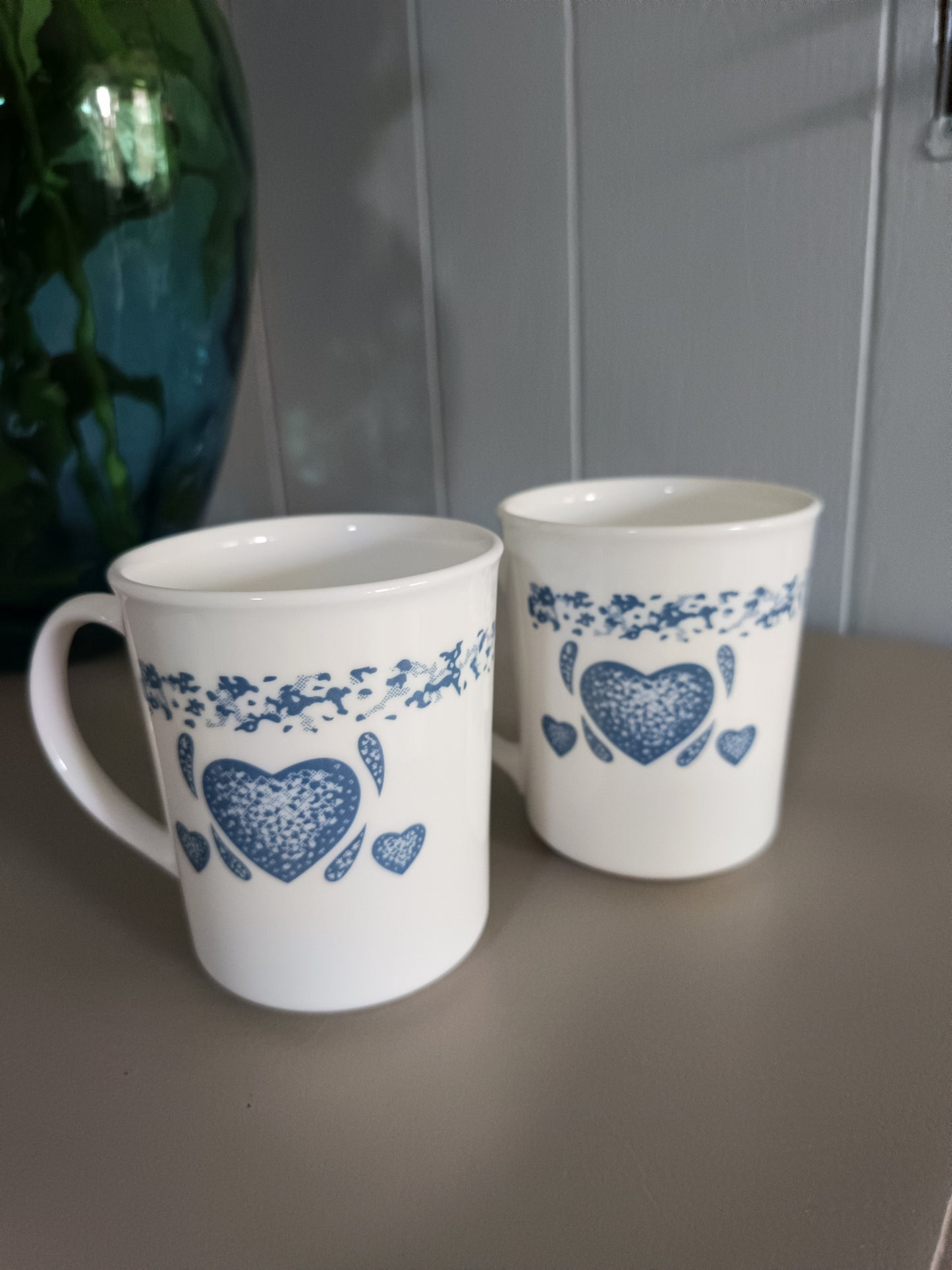 La taza de la colección Blue Hearts de Corelle por Corning