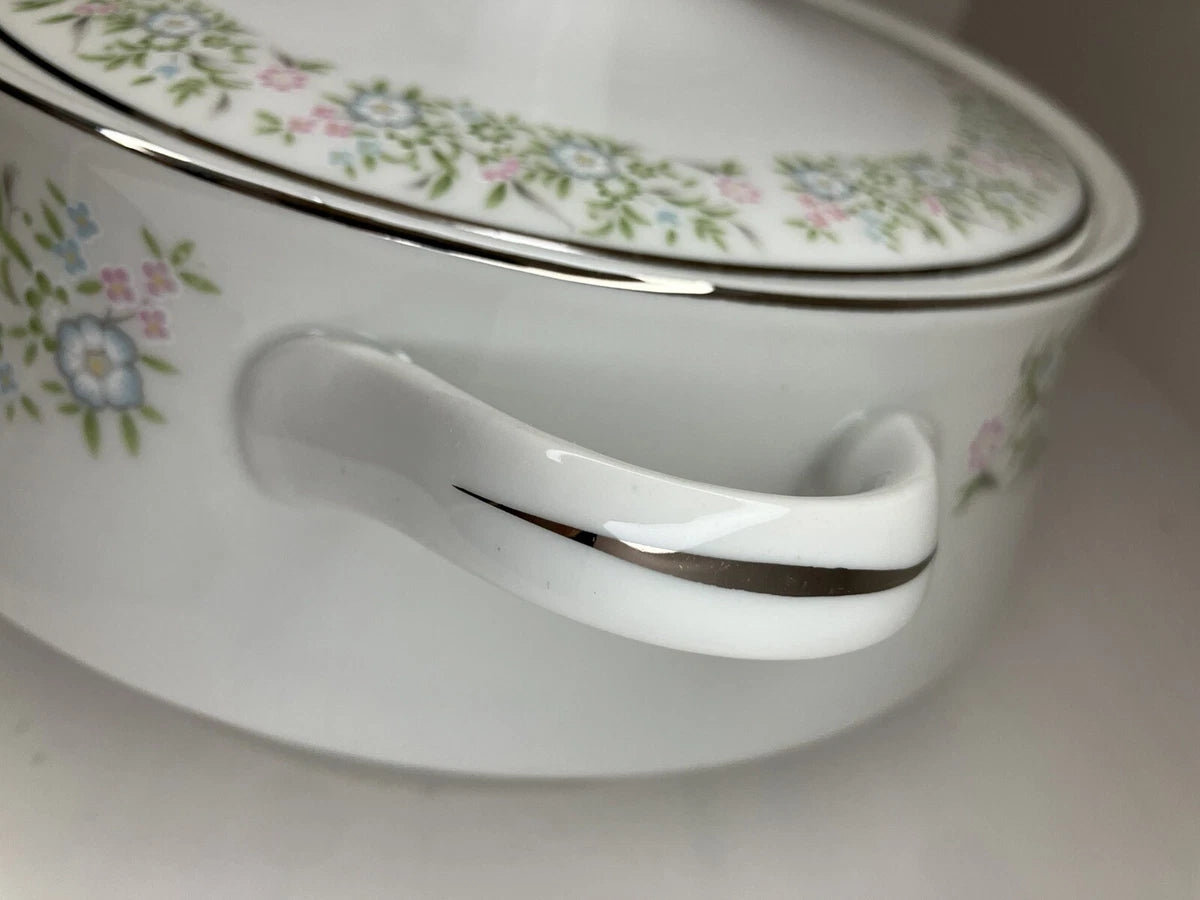 Bowl para  servir Spring Time Fine China, con un diámetro de 19 cm y una profundidad de 8 cm, está elaborado en porcelana y presenta un diseño floral de primavera.