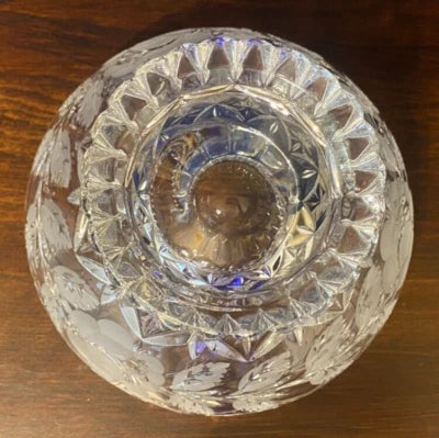 Este bowl footed de Crystal Clear Industries, con un diámetro de 15.5 cm y una altura de 10 cm,