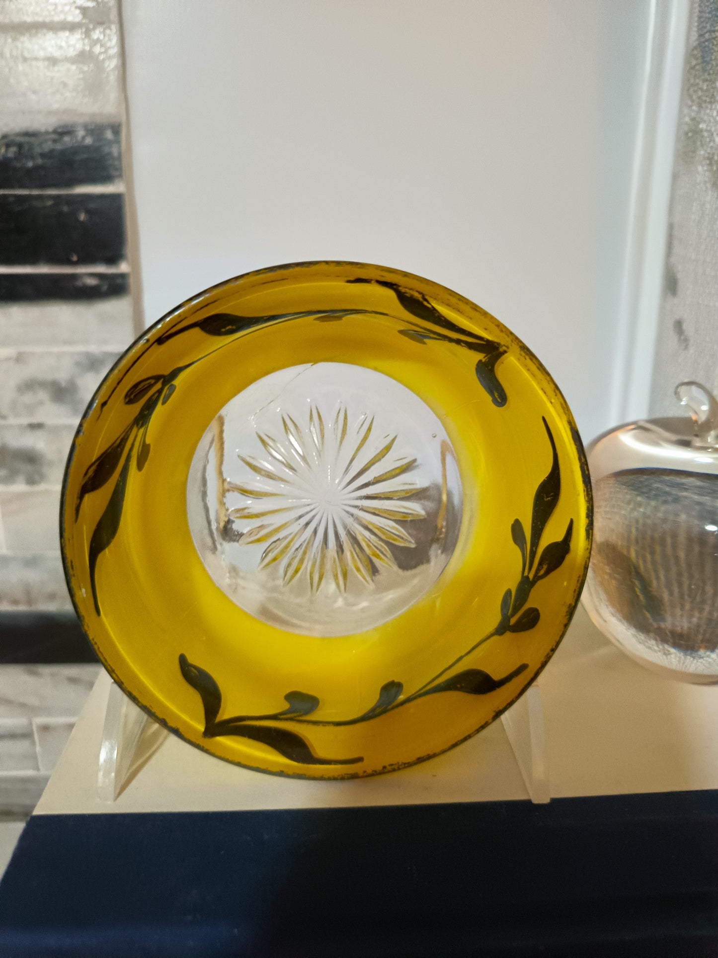 Bowl decorativo de 11.5 cm de diámetro y 3.5 cm de profundidad está elaborado en vidrio con un diseño floral pintado a mano.