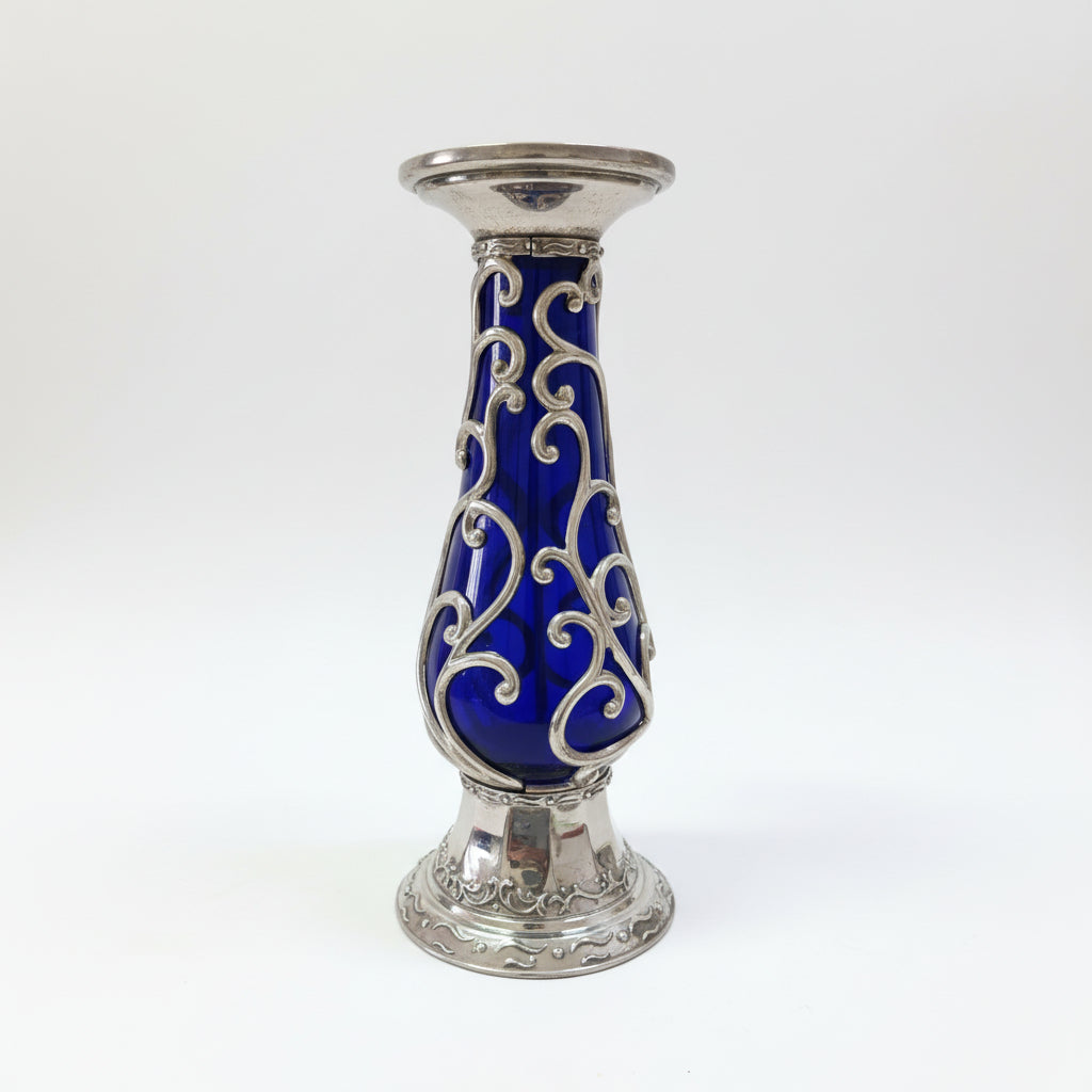 Candelabro de vidrio cobalto con filigrana plateada.
