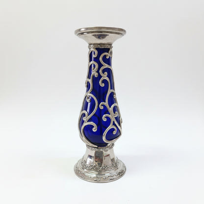 Candelabro de vidrio cobalto con filigrana plateada.