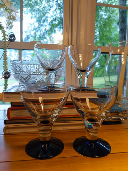 El set de 4 copas de cóctel martini Eon Blue de Sasaki, con una altura de 13 cm y un diámetro de 9.5 cm, está diseñada en cristal de alta calidad.