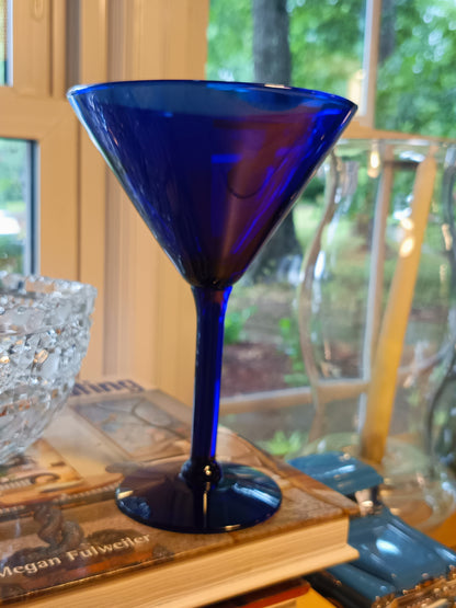 Este set de 2 copas de martini PIER 1 en color azul cobalto presenta un diseño sólido de 17.14 centímetros de altura y tiene una capacidad de 10 onzas.