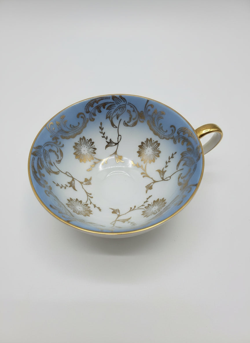 Tazas y platos de porcelana