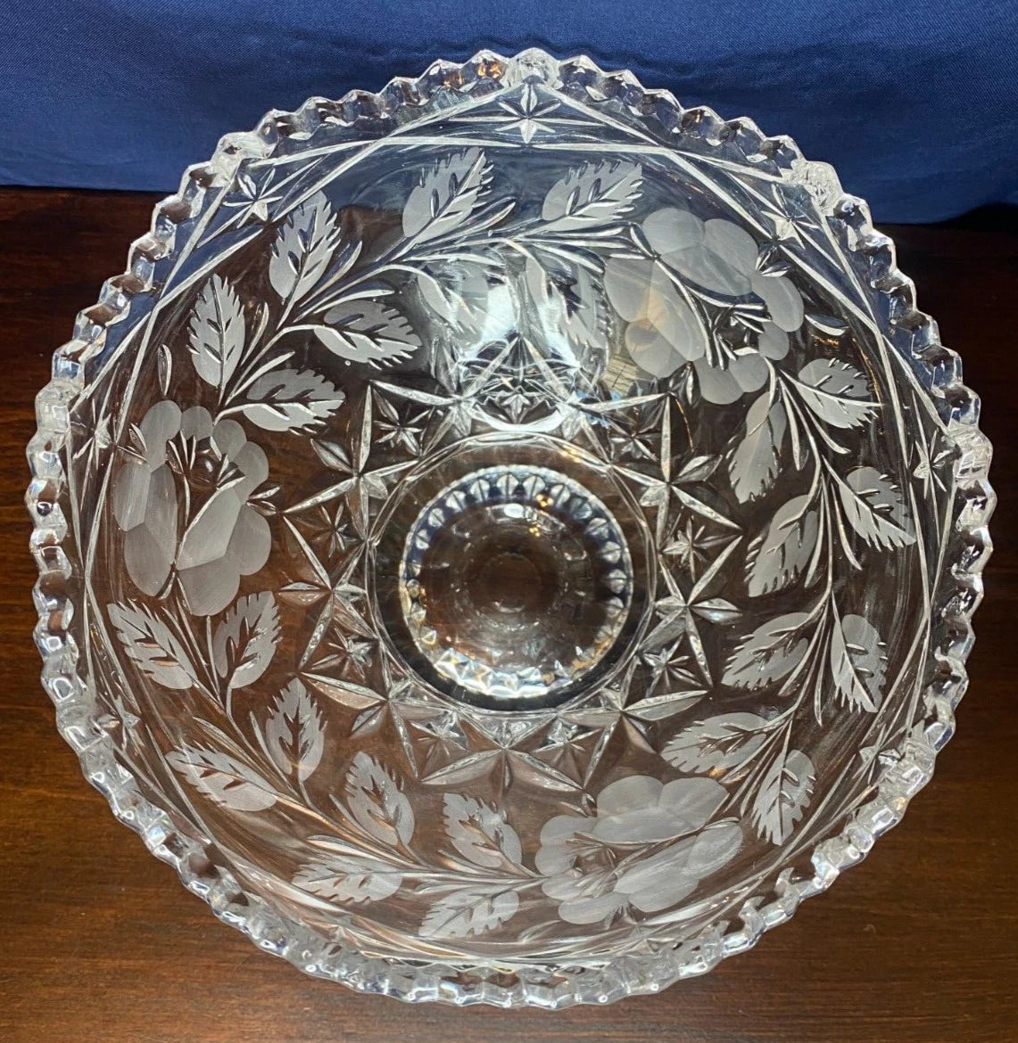 Este bowl footed de Crystal Clear Industries, con un diámetro de 15.5 cm y una altura de 10 cm,