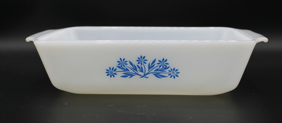 La bandeja para pan retro Anchor Hocking Fire-King Blue Cornflower #441 tiene una capacidad de 1 litro y mide 22 cm de largo por 13.5 cm de ancho.