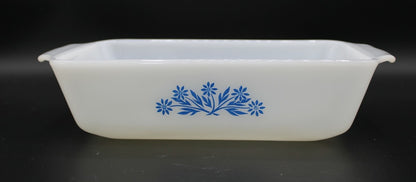 La bandeja para pan retro Anchor Hocking Fire-King Blue Cornflower #441 tiene una capacidad de 1 litro y mide 22 cm de largo por 13.5 cm de ancho.