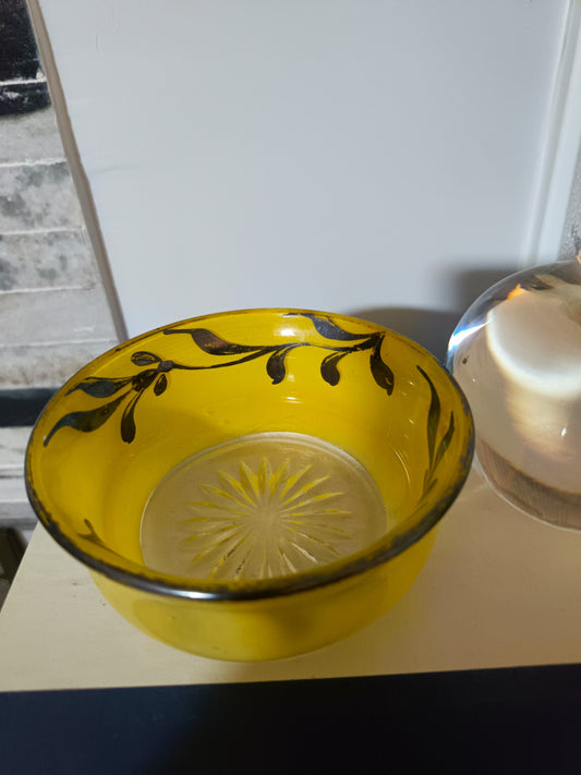 Bowl decorativo de 11.5 cm de diámetro y 3.5 cm de profundidad está elaborado en vidrio con un diseño floral pintado a mano.
