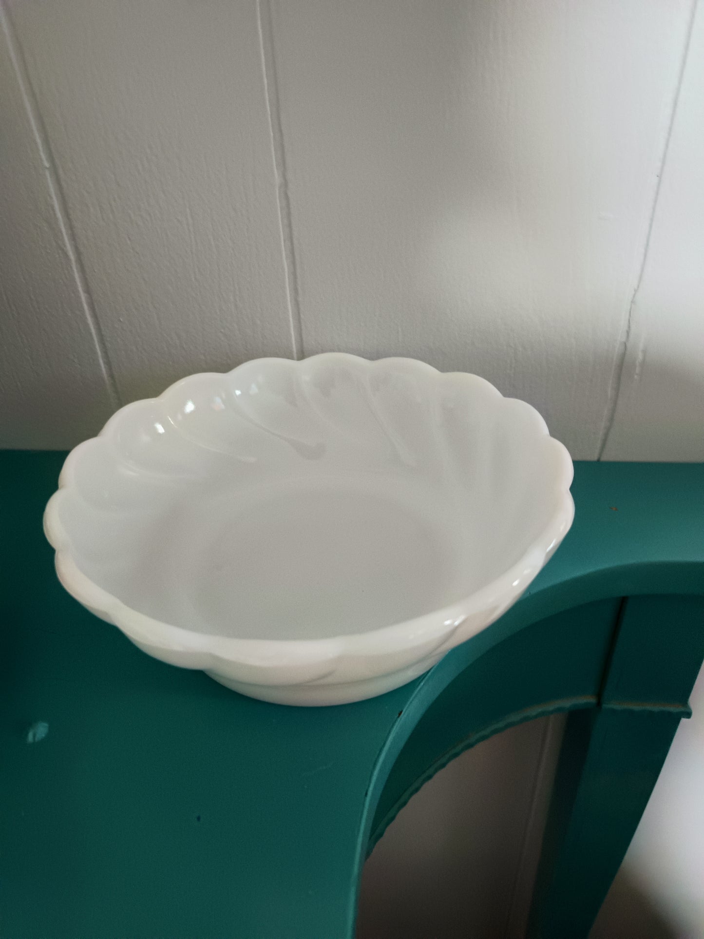 El tazón de vidrio opaco Anchor Hocking presenta un diseño vintage con un patrón en espiral y bordes acanalados. Con un diámetro de 18 cm y una profundidad de 6 cm,